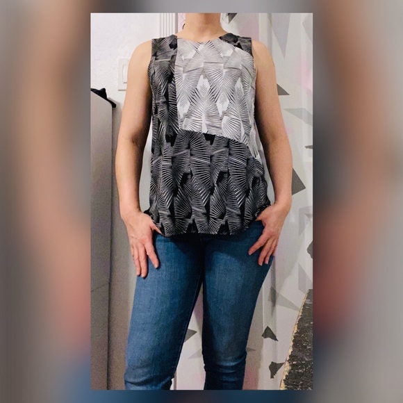 EUC Vince Camuto Women Sleeveless Printed Top - Picture 3 of 12